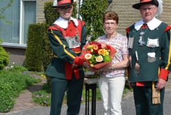 CorrieOntvangtBosjeBloemen.jpg