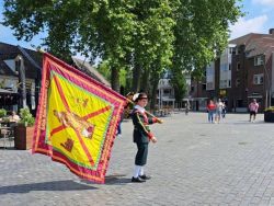 Vaandeldrager Marc Somers -  Gildedag Hoge Schuts Rosmalen 2024.jpeg